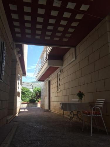 un pasillo de un edificio con mesa y sillas en Apartments Afrodita, en Dubrovnik