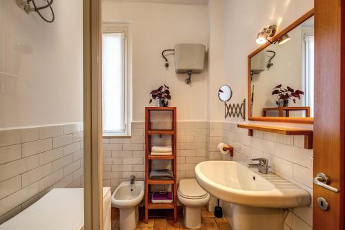 ローマにあるilPlatano-Testaccioのバスルーム(洗面台、トイレ、鏡付)