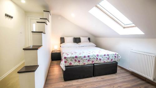 White Apartman Siófokにあるベッド