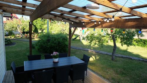 Ein Garten an der Unterkunft Tahula Puhkemaja