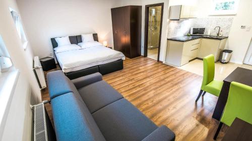 White Apartman Siófokにあるキッチンまたは簡易キッチン