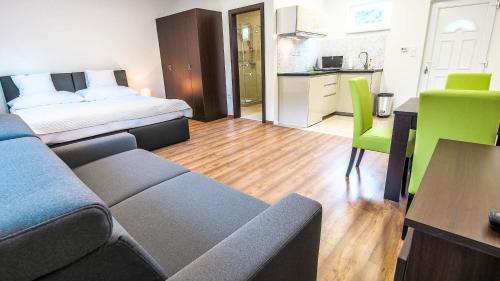 White Apartman Siófokにあるキッチンまたは簡易キッチン
