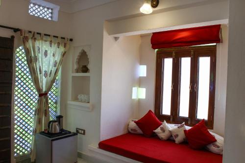 Cama o camas de una habitación en Barabagh Deogarh - A Heritage Farm Stay