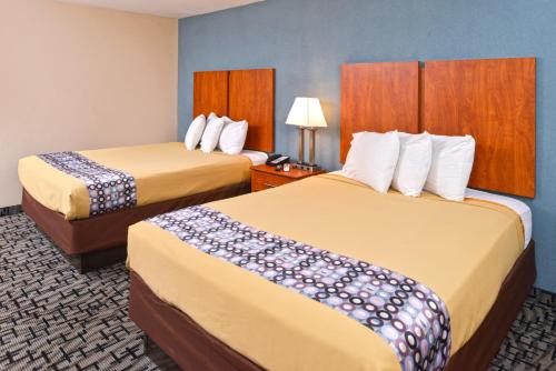 En eller flere senge i et værelse på Motel 6 Putnam CT