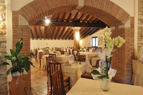 Un restaurante u otro lugar para comer en Ai Pigni De Cerù