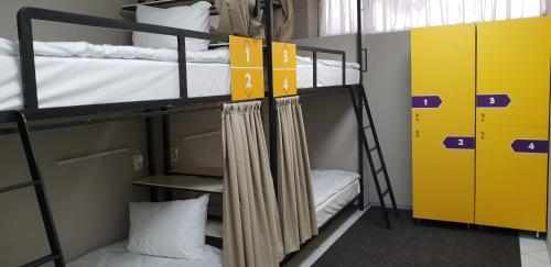 Divstāvu gulta vai divstāvu gultas numurā naktsmītnē Hostel City Center