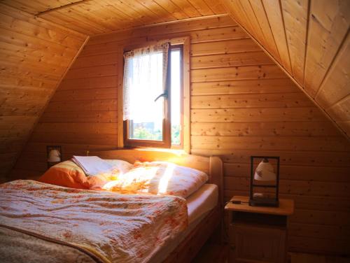 Ένα ή περισσότερα κρεβάτια σε δωμάτιο στο Agroturystyka Pod Jesionem