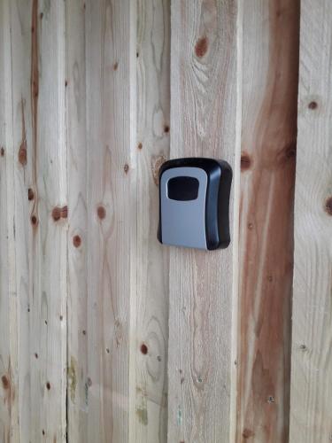 a black door handle on a wooden wall at Villa in Brande in Gammel Blåhøj