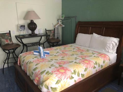 Un pat sau paturi într-o cameră la Calypso Inn Wilton Gay Male Resort