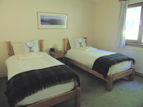 two beds in a room at Craik Na Dav B&B in Invermoriston