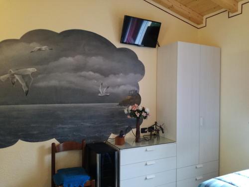 a painting of a cloud on the wall in a bedroom at A Ca Mè in Bonassola