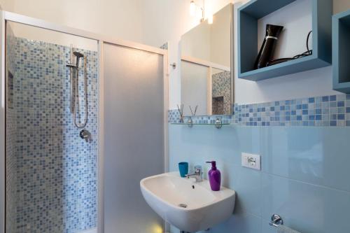 W łazience znajduje się umywalka i prysznic. w obiekcie Il Torrazzo da Francesca w mieście San Vito lo Capo