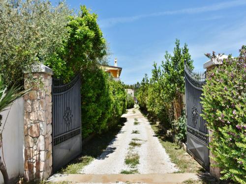 una entrada con una puerta en un jardín en Villa Tanit, en Lotzorai