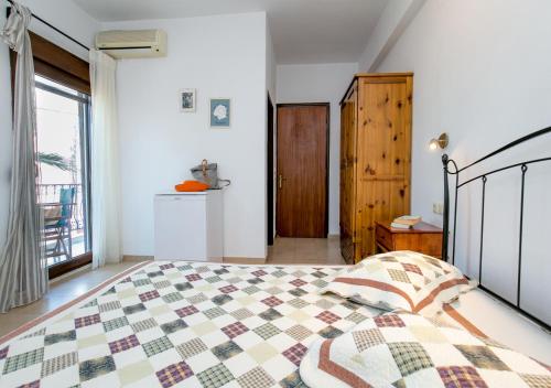 a bedroom with a bed and a large window at Pension Aldebaran in Potos