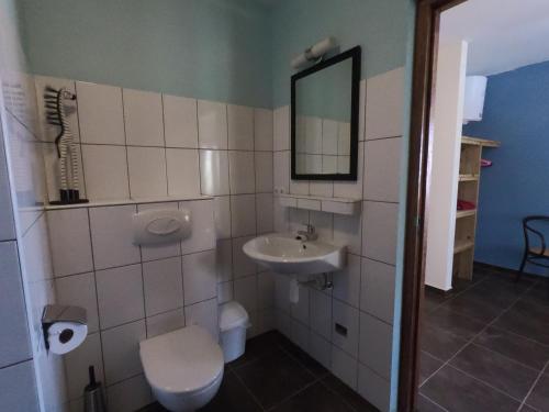 y baño con aseo y lavamanos. en Apartemento Gosa Bunita, en Willemstad