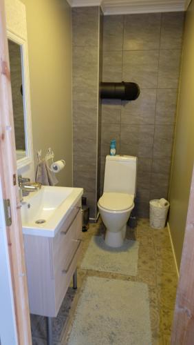 ein Badezimmer mit einer weißen Toilette und einem Waschbecken in der Unterkunft Tahula Puhkemaja in Tahula