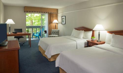 Un pat sau paturi într-o cameră la Toronto Don Valley Hotel and Suites
