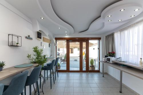 a kitchen and dining room with a coffered ceiling at Vila Adriano pe plaja Belona in Eforie Nord