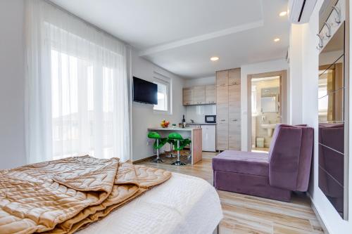 una camera con letto e tavolo e una cucina di Al Mare apartments Budva a Budua