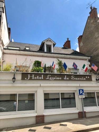 a hotel building with a sign that reads hotel future do savaza at Logis Hôtel Louise de Savoie in Blois