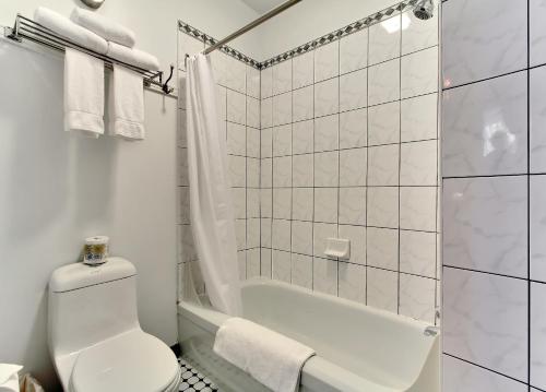Koupelna v ubytování Hôtel Marie-Rollet