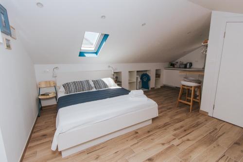 En eller flere senge i et værelse på Fyaka Loft Apartments