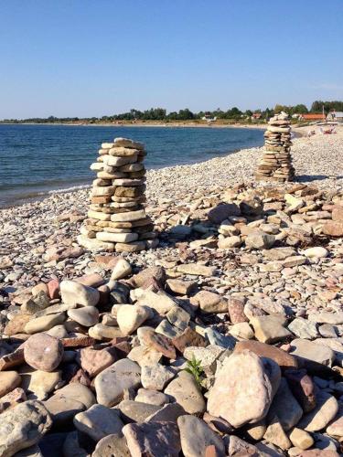 three stacks of rocks on a rocky beach at Friesviks Gård in Borgholm
