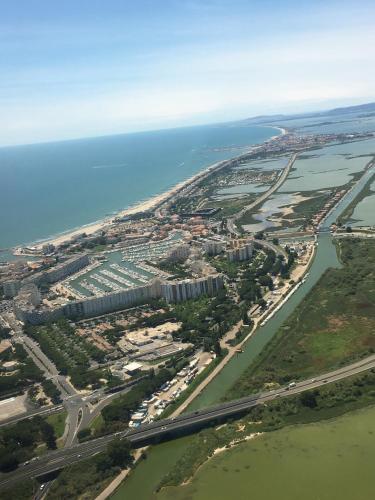 une vue aérienne d'une ville au bord de l'eau dans l'établissement Studio Cosy à Carnon-Plage, à Carnon-Plage