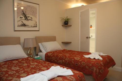 um quarto com duas camas com toalhas em Sunrise em Newhaven