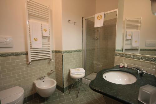 Un baño de Hotel Rojan