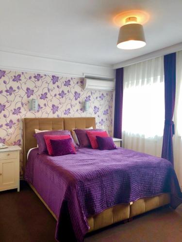 Ein Bett oder Betten in einem Zimmer der Unterkunft Halvat Guesthouse