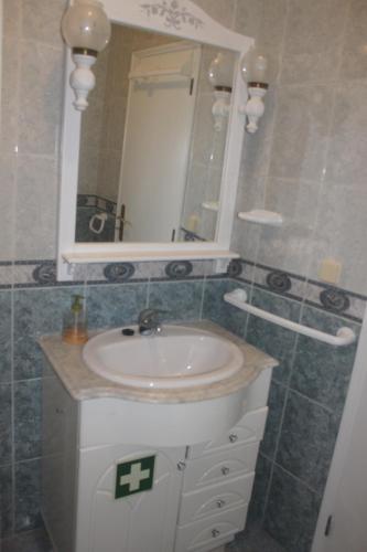 y baño con lavabo y espejo. en Isaura Henriques, en Peniche