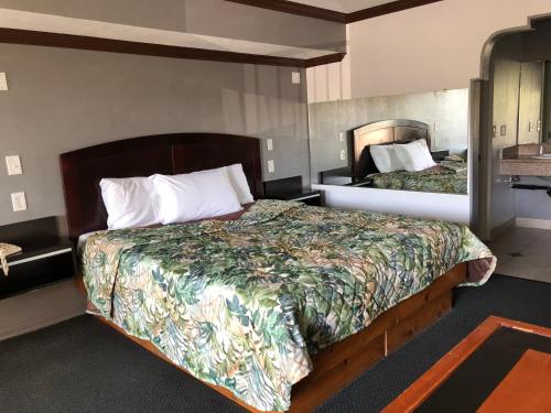 sypialnia z 2 łóżkami w pokoju w obiekcie Starlight Inn, Valley Blvd - Downtown LA w Los Angeles