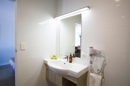 Bilik mandi di 850 Cameron Motel