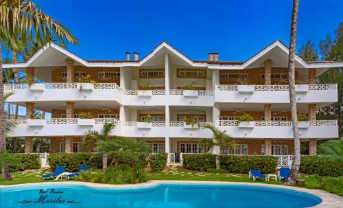 Hotel Residence Marilar في لاس تاريناس: منظر الفندق من المسبح