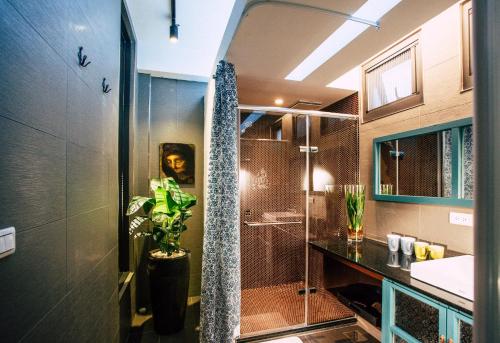 uma casa de banho com um chuveiro e uma porta de vidro em Sweethome37 em Ruifang