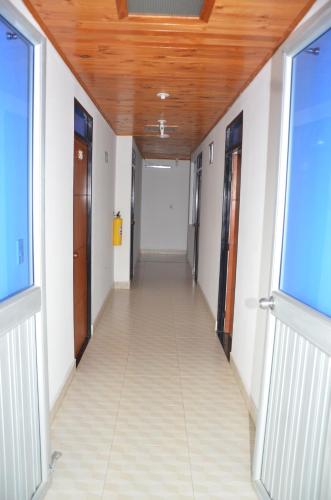 an empty corridor in an office building with a wood ceiling at Hotel Bahía Cadi in Puerto López