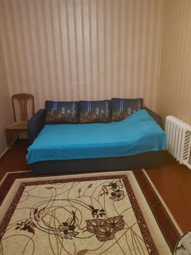 クリーズハニュカにあるHouse near the seaのベッドルーム1室(青いシーツとラグ付)