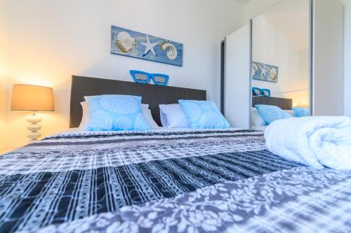 een slaapkamer met een groot bed met blauwe kussens bij Holiday Home Natasha in Svetvinčenat