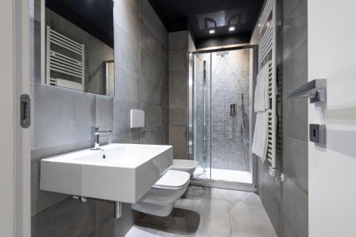 フォッローニカにあるMARCONI 1935のバスルーム(白い洗面台、トイレ付)