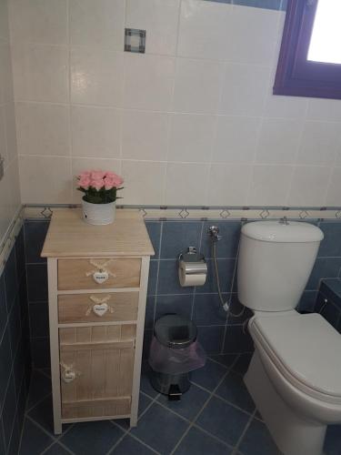 Ένα μπάνιο στο Santorini Family Apartments