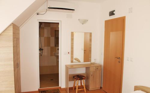 ソゾポルにあるHotel Aia Kavatsiのバスルーム(洗面台、鏡付)