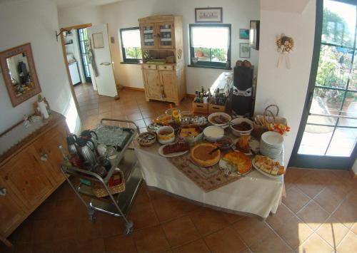 een overzicht van een tafel met eten erop bij La Capannina in Coredo