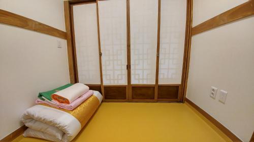 Postel nebo postele na pokoji v ubytování Sohyundang Guesthouse