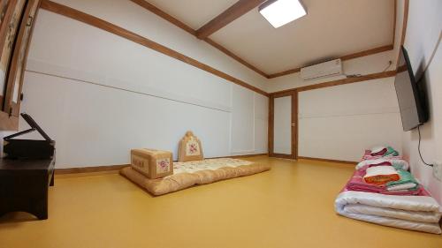 TV a/nebo společenská místnost v ubytování Sohyundang Guesthouse