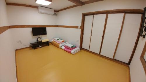 TV a/nebo společenská místnost v ubytování Sohyundang Guesthouse