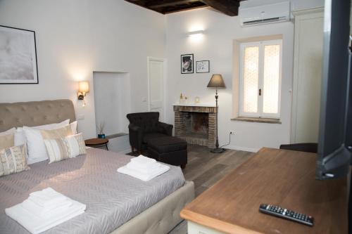 ein Wohnzimmer mit einem Bett und einem Kamin in der Unterkunft SuityRHome RioneMonti16 in Rom