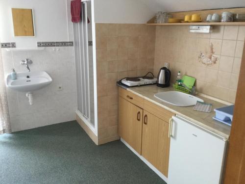 uma casa de banho com um lavatório, um WC e um lavatório. em Penzion Habr em Česká Skalice