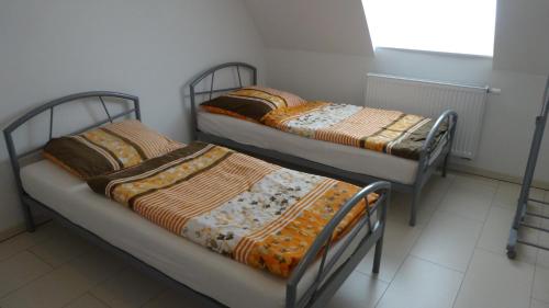 two twin beds in a room with a window at Private Room with Breakfast in Hannover