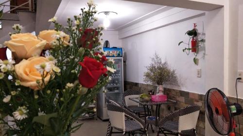 a room with a table and a bunch of flowers at Thanh Huong Homestay in Hue